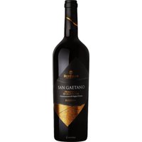 Der Cantine Due Palme Sangaetano Primitivo di Manduria Riserva aus dem Jahrgang 2019 beeindruckt bereits im Glas durch seine undurchdringliche rubinrote Farbe mit violetten Reflexen. In der Nase entfaltet er ein komplexes Bouquet mit Noten von Kirschen
