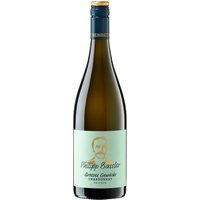 Der Weinbiet Philipp Bassler Chardonnay GG 2021 aus der Pfalz entfaltet seinen besonderen Charme durch die markante Holznote und das lange Hefelager. Sein kraftvoller Charakter wird von einer nachhaltigen Cremigkeit in der Nase und am Gaumen begleitet. Die Aromatik besticht durch reife gelbe Früchte und zarte Brioche-Noten