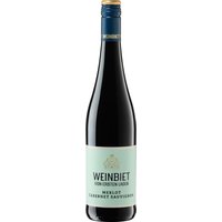 Die Weinbiet Manufaktur präsentiert mit dem "Von Ersten Lagen Merlot Cabernet Sauvignon" eine klassische Cuvée aus der Pfalz. Der Jahrgang 2022 beeindruckt durch seine komplexe Struktur und die sorgfältig ausgewählten Rebsorten. Der Boden aus Kalkstein