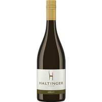 In den Hanglagen von Baden gedeihen die Merlot-Trauben des Haltinger Winzer Merlot QbA optimal auf Kalk-Mergel-Böden mit einer Lössauflage. Der Jahrgang 2020 überzeugt mit einem kräftigen