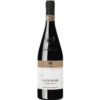 Der *Pico Maccario Lavignone Barbera d'Asti DOCG 2022* entfaltet im Glas ein funkelndes Rubinrot. Der Wein verführt mit einem fruchtigen Bouquet aus Kirschen