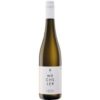 Mit diesem Weißburgunder hat das Weingut Wechsler ein Paradebeispiel für die elegant verspielte Rebsorte vinifiziert. Vor allem die floralen Anklänge des Bouquets verleihen dem Wein seinen mühelosen Charakter. Am Gaumen tänzeln die Aromen geradezu über die Zunge und hinterlassen Anklänge von grünem Apfel