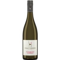 Die harmonische Kombination edler Reben prägt den Haltinger Winzer Weißburgunder Chardonnay QbA Trocken 2022. Diese Cuvée aus Baden verbindet die weiche Art des Weißburgunders mit dem kräftigen Charakter des Chardonnay und strahlt in einem sandbeigen Ton mit goldenen Reflexen. Feine Aromen von Ananas