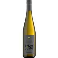 Der Lamm Jung Meister Riesling Chardonnay QbA Jahrgang 2022 aus dem Weingut Lamm-Jung im Rheingau besticht durch seine beeindruckende Aromatik und Balance. In der Nase beeindrucken Aromen von grünem Apfel