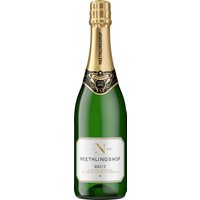 In einem schönen Zitronengelb leuchtet der Neethlingshof Cap Classique Brut im Glas und entfaltet auch im Bouquet wundervolle Zitrusnoten