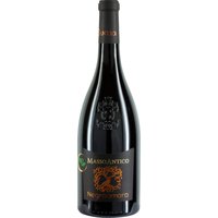 Der Masso Antico Negroamaro Bio aus dem Jahr 2023 von Cantine di Ora besticht durch seine purpurrote Farbe und ein intensives Bouquet