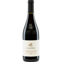 Die Rotwein-Cuvée La Pinède Costières de Nîmes von 2021 aus der südlichen Rhône zeigt sich im Glas in einem intensiven Rubinrot mit violetten Nuancen. Dieser Wein aus 70 % Grenache
