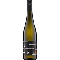 Der Lilienthal Weißburgunder 2023 aus der Pfalz offenbart ein dezentes Duftspiel mit feinen Fruchtnoten von Apfel und Birne. Im Geschmack zeigt er sich extraktreich und vollmundig. Dieser Weißwein zeichnet sich durch seinen erfrischenden Charakter aus