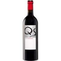 Quinta Sardonia QS 2017 aus Kastilien-León präsentiert sich als ausdrucksstarker Rotwein. In der Nase offenbaren sich Aromen von dunklen Früchten