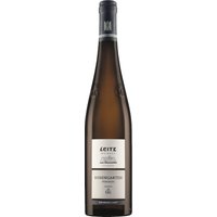 In der Nase würzige Aromen untermalt von holzigen Noten und exotischer Frucht. Am Gaumen mineralisierend mit einem langen Abgang.