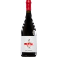 Der Mainova Tinto aus der Anbauregion Alentejo in Portugal präsentiert sich im Jahrgang 2020 in leuchtendem Rubinrot mit violetten Reflexen. Sein intensives Bukett wird von reifen Süßkirschen