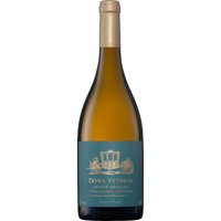 Dona Vitória Grande Escolha Branco präsentiert sich im Glas in hellem Zitrusgelb und bietet eine beeindruckende aromatische Komplexität. Die starke fruchtige Präsenz des Viognier wird perfekt durch den Körper und die Frische von Antão Vaz und Arinto ergänzt. Dominierende Aromen wie Pfirsich und Aprikose vereinen sich mit der Frische von Mandarine und einer leichten Note von Röstholz. Hervorragend ausbalanciert und somit ein idealer Begleiter zu Fisch