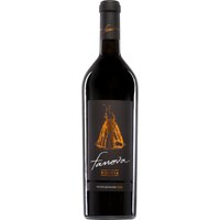 Der Terrecarsiche 1939 Primitivo Fanova Riserva 2019 aus Apulien präsentiert sich eindrucksvoll im Glas mit tief dunklem Rot und granatroten Reflexen. Die Nase wird von einer Vielfalt an Aromen verführt: Dominierend sind Schwarzkirschen und Sauerkirschen