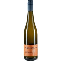 Die Huxelrebe besticht mit einer hellgoldenen Farbe im Glas und verwöhnt die Sinne mit Noten tropischer Früchte wie Papaya und reifer Ananas. Die rassige Säure dieser Auslese aus Rheinhessen harmoniert perfekt mit dem Zuckergehalt und zeigt im Jahrgang 2021 ein ausgewogenes Profil zwischen Frische und Süße