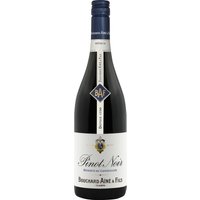 Der Bouchard Aîné & Fils Pinot Noir Rouge aus dem Jahr 2022 präsentiert sich als eleganter Vertreter der Rebsorte Pinot Noir. Er beeindruckt mit einem komplexen Bouquet aus roten Beeren