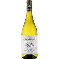 Die Weinberge der Südtiroler Kellerei Nals Margreid liegen verstreut im Etschtal zwischen den Örtchen Nals und Margreid. Der Sauvignon Stein stammt dabei aus dem Anbaugebiet Mantele. Schonend auf der Feinhefe ausgebaut