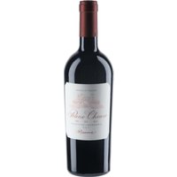 Der Masca del Tacco Piano Chiuso Primitivo Riserva aus dem Jahrgang 2021 präsentiert sich in einem verführerischen Rubinton. Im Bukett entfaltet der Wein eine beeindruckende Komplexität mit intensivem Duft nach schwarzen Brombeeren und reifen Kirschen. Am Gaumen zeigt er sich elegant und sehr kräftig