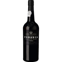 Der Fonseca Vintage Port aus dem Jahr 1994 zeigt sich im Glas mit einer außergewöhnlichen Komplexität. In der Nase entfalten sich intensive fruchtige Noten