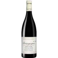 Im Glas zeigt der Bourgogne Pinot Noir Vieilles Vignes eine leuchtende rubinrote Farbe mit violetten Reflexen