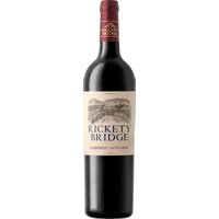 Der Rickety Bridge Cabernet Sauvignon aus dem Jahrgang 2021 beeindruckt mit einer tiefroten Farbe im Glas. Sein Bouquet wird von klassischen Aromen der Rebsorte dominiert: dunkle Früchte treten neben Kräutern und würziger Eiche hervor. Am Gaumen präsentiert sich dieser Rotwein elegant und fruchtig