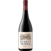 Der Rickety Bridge Shiraz aus dem Jahr 2020 entfaltet im Glas einen prachtvollen roten Farbton. Sein Bouquet besticht durch eine opulente Mischung aus dunklen Waldbeeren