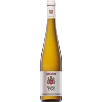 Seit 1763 prägt das Weingut K.F. Groebe die Weinlandschaft in Westhofen. Der Groebe Riesling 1763 aus dem Jahrgang 2023 beeindruckt mit eleganter Struktur und Ausgewogenheit. Dieser animierend süffige Weißwein verführt die Sinne mit Aromen von Weinbergspfirsich und Zitrus. Der frische Charakter wird durch die sorgfältige Traubenlese von Hand unterstützt. Die harmonische Süße-Säure-Balance macht diesen Riesling zu einer klassischen Stilistik. Ideal zu leichten Fischgerichten oder sommerlichen Salaten. Ein Genuss