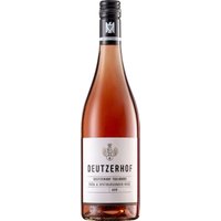 Der "Deutzerhof Toujours Rosé" vom Jahrgang 2023 aus der Ahr-Region überzeugt durch seine zartrosa Farbe und eleganten Fruchtaromen. Die Verarbeitung beginnt mit der Lagerung gekühlter Trauben im Maischebottich. Anschließend wird ein Teil des Mosts für den Rosé abgezogen und kontrolliert kühl vergoren. Fruchtige Noten von Himbeere und Erdbeere des Frühburgunders ergänzen sich hervorragend mit den zarten Strukturen des Spätburgunders. Das ausgewogene Säure-Restzucker-Gerüst verleiht diesem Rosé eine besondere Harmonie. Ideal zu Spargel