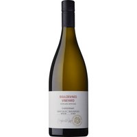 Die Lage Bouldevines liegt im Omaka Valley in Marlborough - Neuseelands größtem Weinanbaugebiet. Ein kühleres Klima und steinige Schwemmlandböden zeigen sich in den mineralischen Noten und dem umspannenden Säurebogen dieses Single-Vineyard-Chardonnays von Rapaura Springs. Intensive Fruchtaromen von weißem Pfirsich und Zitrusfrucht werden durch die Reife im Holz von würzigen Holz- und Vanillenoten untermalt.