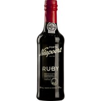 Niepoort Ruby beeindruckt durch seine frisch-jugendliche und fruchtige Art. Mit intensiven Aromen von dunklen Früchten versprüht er bereits im Duft eine erfrischende Note