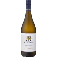 Der Alleé Bleue Chenin Blanc wickelt jeden Weißweinfan vom ersten Augenblick an mit seinen intensiven tropischen Aromen um den Finger. Elegante Noten von Nüssen und Vanille verleihen dem Bouquet den letzten Schliff. Temperamentvoll und reichhaltig präsentiert sich das Cuvée aus Chenin Blanc (96%) und Viognier (4%) am Gaumen. Die fruchtigen Aromen werden von einer schönen Nougatnote umspielt und mineralische Töne machen die harmonische Komposition des Allée Bleue Chenin Blanc perfekt. Genießen Sie den in Eiche gereiften Weißwein am besten zu Meeresfrüchten oder Thunfisch. Aber auch pur ist der Alleé Bleue eine Gaumenfreude.