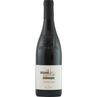 Saint Dominique La Réserve Vacqueyras AOP 2020 zeigt sich in einem intensiven Rubinrot. Anfangs dominieren blumige Nuancen von Veilchen und Pfingstrosen in der Nase. Mit jedem Schwenken treten kräftige Fruchtaromen von Brombeeren
