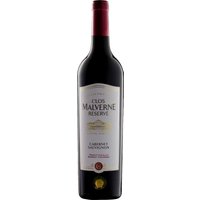 In einem dunklen Rot strömt der Clos Malverne Cabernet Sauvignon Reserve ins Glas und wickelt jeden Rotweinfan mit seinem wunderbaren Duft von dunklen Früchten und schwarzen Johannisbeeren um den Finger. Ein Hauch von Minze verleiht dem Bouquet den letzten Schliff. Eine gute Tanninstruktur sorgt am Gaumen für noch mehr Komplexität. Genießen Sie den Rotwein