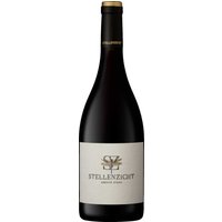 In einem schönen Rot fließt der Stellenzicht Arenite Syrah ins Glas und beeindruckt sogleich mit seiner Frische und Mineralität. Am Gaumen sorgen Noten von Lakritz und frischen Kräutern für ein komplexes Geschmackserlebnis. Der gut strukturierte Rotwein reifte siebzehn Monate in französischer Eiche und ist schon pur ein Genuss. Auch zu pikanten Gerichten mit dunklem Fleisch ist der Stellenzicht Arenite Syrah ein wunderbarer Begleiter. Der Name „Arenite“ bezieht sich übrigens auf den Boden