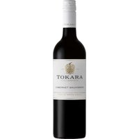 Der Tokara Cabernet Sauvignon 2021 aus dem Weinanbaugebiet Stellenbosch zeigt sich als eindrucksvoller Vertreter aus Südafrika. Dieser Rotwein wird durch seine intensiven Aromen von schwarzen Johannisbeeren und der markanten Note von Zedernholz charakterisiert. Zusätzliche Nuancen von Schwarzen Johannisbeerblättern bereichern das Bouquet. Der Wein besitzt einen mittleren Körper