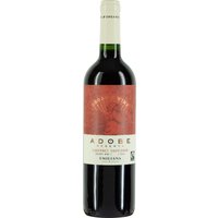 Der Emiliana Adobe Cabernet Sauvignon Reserva Bio vom Jahrgang 2021 demonstriert das Können nachhaltigen Weinbaus in der spektakulären Region Valle Central in Chile. Dieser Rotwein bringt eine beeindruckende Komposition von dunklen Beeren und schwarzer Johannisbeere zur Geltung