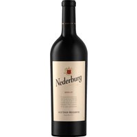 In einem temperamentvollen Dunkelrot strömt der Nederburg Private Bin Merlot R181 ins Glas. Der Duft von Veilchen und süßen Gewürzen verwöhnt die Sinne des Genießers. Nuancen von reifen Beeren und ein Hauch von Mokka und Vanille runden das Bouquet perfekt ab. Am Gaumen zeigt sich der Nederburg Private Bin Merlot R181