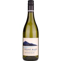 Aus den sonnenverwöhnten Weinbergen von Marlborough stammt der Mount Riley Sauvignon Blanc 2023. Dieser Weißwein besticht durch eine strahlend helle Strohfarbe mit grünen Nuancen. In der Nase entfalten sich intensive Aromen von Melonen und Zitrusfrüchten