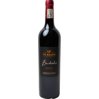 Der De Krans Broederskap Red Blend offenbart im Glas einen dunklen Pflaumenfarbton und ein Bouquet aus dunklen Früchten