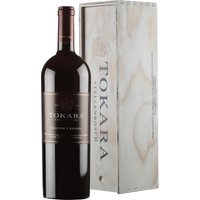 Der Tokara Director’s Reserve Red 2019 präsentiert sich mit einer tiefen rubinroten Farbe und einem komplexen Bouquet. Aromen von dunklen Beeren