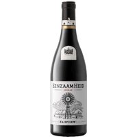 Der Fairview Single Vineyard Eenzaamheid Shiraz strömt in einem intensiven Dunkelrot ins Glas. Sein Bouquet vereint Aromen von Pflaumen