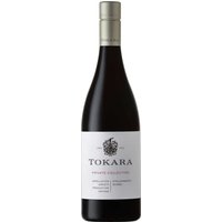 Der Tokara Private Collection Shiraz 2021 stammt aus dem angesehenen Weingut Tokara Wine Estate im südafrikanischen Western Cape. Mit einer leuchtend violetten Farbe strahlt er im Glas und verströmt intensive Aromen von Pflaumen