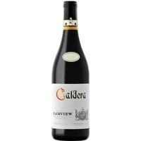 Der Fairview Winemaker's Selection Caldera 2022 präsentiert sich in einem intensiven Rubinrot. In der Nase entfalten sich vielschichtige Aromen von roten Beeren und Fynbos