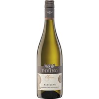 Der Divino Terroir Sommeracher Katzenkopf Riesling 2023 stammt aus ausgesuchten Parzellen der besten Weinberge Frankens und präsentiert sich reif und gelbfruchtig. Mit einem ausdrucksstarken Duft von Aprikose