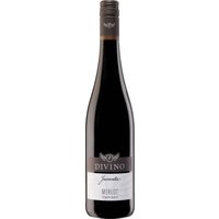 Die jugendlich verspielte Weinlinie JUVENTA von Divino Nordheim-Thüngersheim steht für pure Lebensfreude und spontane fröhliche Leichtigkeit. Der Divino Juventa Merlot 2023 aus der Region Franken zeigt sich in der Nase mit ausdrucksstarkem Duft reifer schwarzer Beeren und knackiger Sauerkirschen. Am Gaumen beeindruckt er mit einem ungemein saftigen Charakter und zupackendem