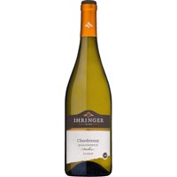 Ein leuchtendes Gelb mit grünen Reflexen ziert den Ihringer Premium Chardonnay 2023 der Kaiserstühler Winzergenossenschaft. Das Bukett besticht durch seine Eleganz und Intensität: Hefige Vanille trifft auf Cassis- und Minzearomen. Der Gaumen wird mit Frische begrüßt