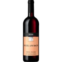 Der Huck am Bach von der Südtiroler Kellerei Bozen ist ein klassischer St. Magdalener aus dem gleichnamigen Anbaubereich. Bestehend aus Vernatsch und Lagrein zeigt sich dieser vollmundige Rotwein in einem satten Rubinrot. An der Nase werden fruchtige Himbeer- und Kirschnoten von Veilchen- und Rosenaromen untermalt und durch Anklänge von Marzipan ergänzt. Samtig