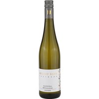Dieser Riesling aus dem Weingut August Eser besticht durch seine Eleganz und Lebendigkeit. Die Trauben aus dem Rauenthaler Gehrn entfalten ein Bouquet von frischen Zitrusfrüchten