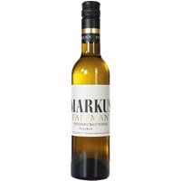 Dieser Weißburgunder von Karl Pfaffmann aus der Pfalz überzeugt im Glas mit einem hellgelben Schimmer. Charakteristisch sind seine zarten Aromen von gelben Äpfeln