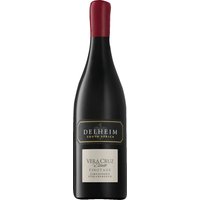Beim Vera Cruz Pinotage aus der Appellation Simonsberg-Stellenbosch verbinden die Weinmacher von Delheim die typischen leicht röstigen und leicht teerigen Aromen der südafrikanischen Rebsorte Pinotage mit einer an Zwetschgen