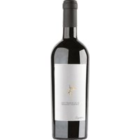 Der Settebraccia Rosso 2019 von Cantina Sampietrana beeindruckt mit seiner tiefroten Farbe und dem reichen Bouquet. In der Nase entfalten sich intensive Aromen von dunklen Beeren wie Brombeeren und schwarzen Johannisbeeren